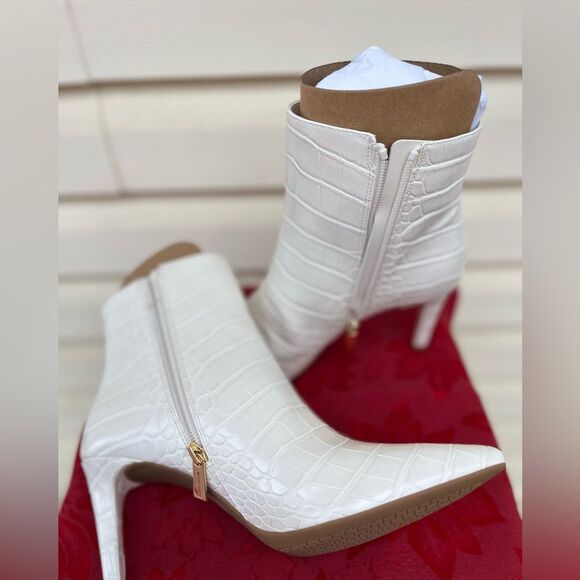 Michael Kors cream crocodile pattern ankle booties, pointy nose, zipper, 8.5 - Picture 7 of 11